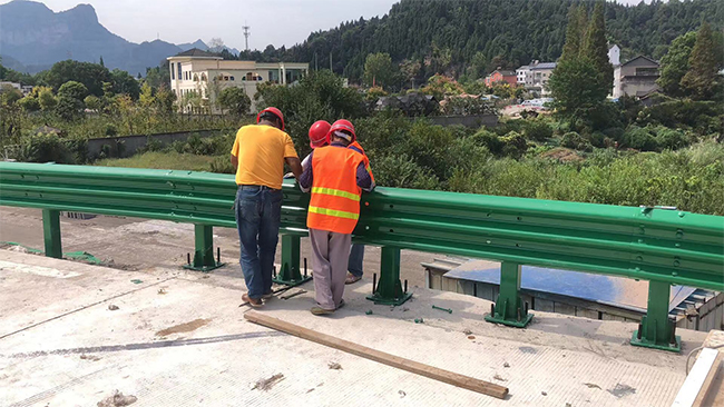 昭通高速公路护栏板的维护确保道路安全的关键环节